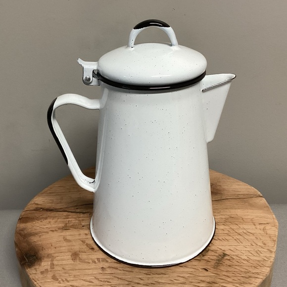 🟢 Vintage Frida Kahlo enamel coffee pot kettle - Extremely Gently Used Condition - Picture 4 of 13